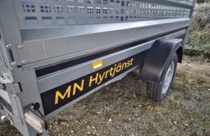 släpkärra med Textdekal