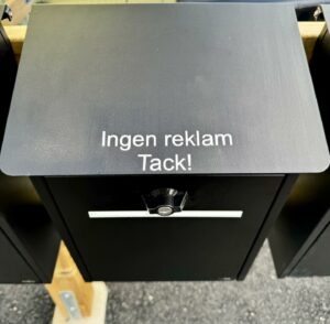 Textdekal på brevlåda med texten "ingen reklam tack"