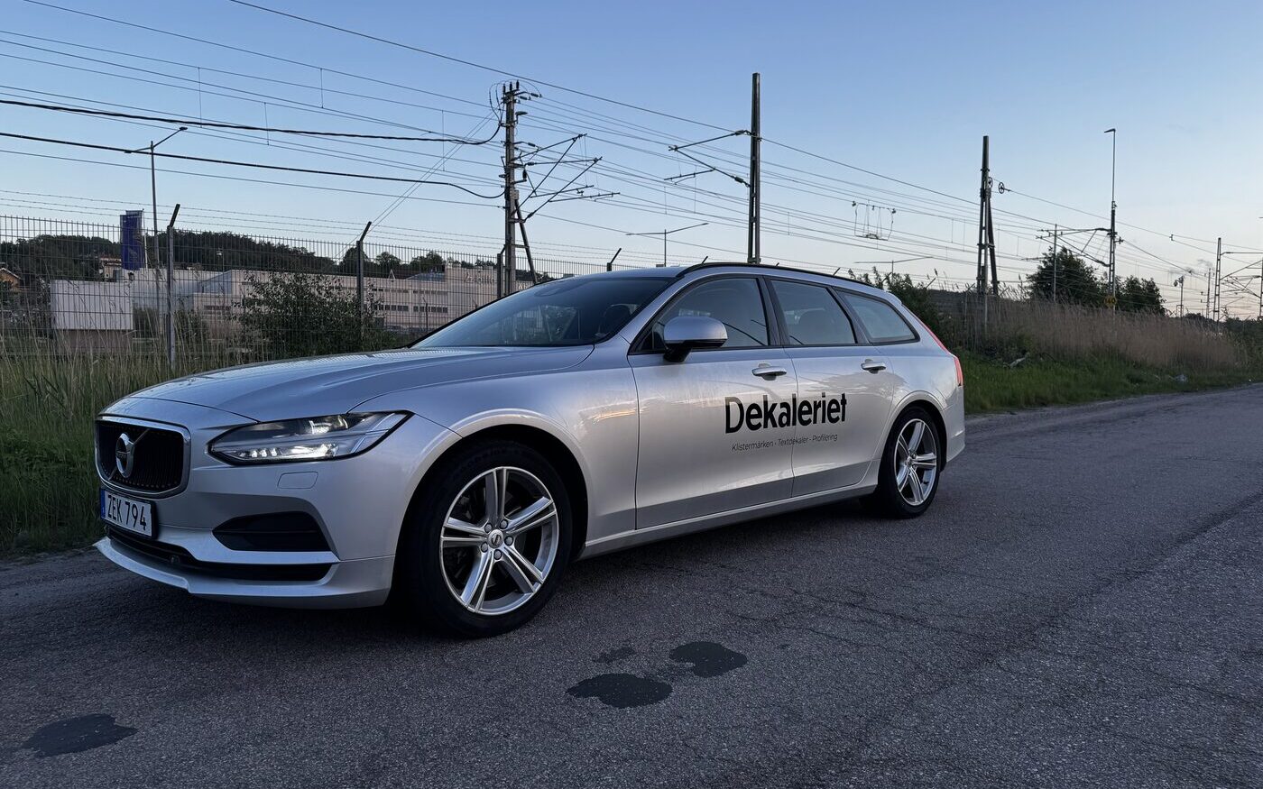 Bildekor med Dekaleriets logotyp på företagsbil, Volvo V90 i Göteborg