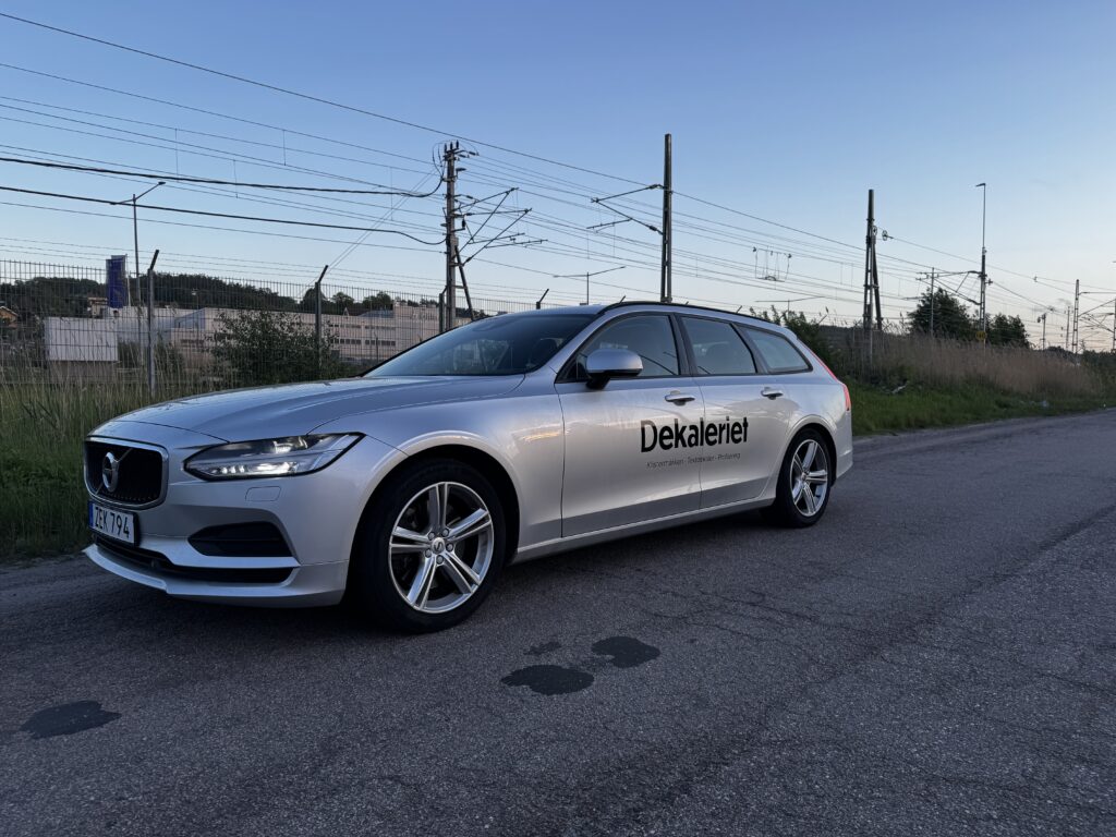 Dekaleriets silverfärgade Volvo V90 med egen textdekal på bakdörren